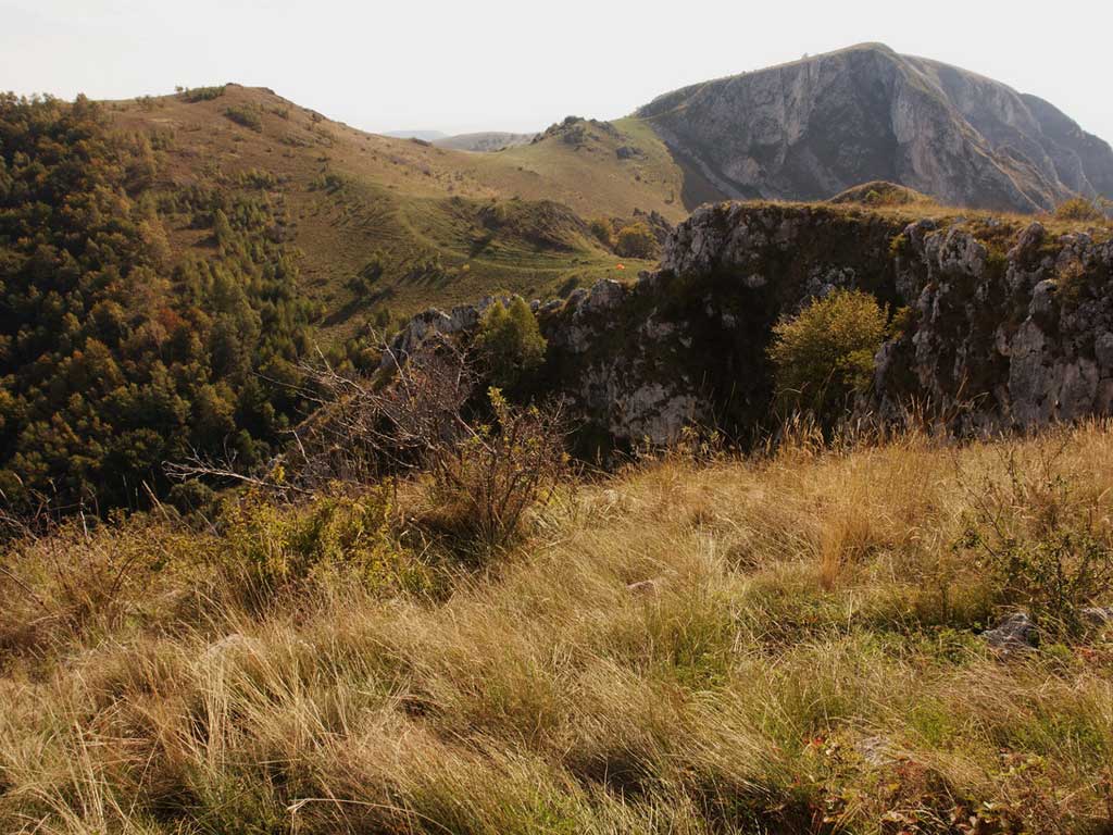 Foto Vedere de la Nord spre sa si Piatra Secuiului (c) Petru Goja